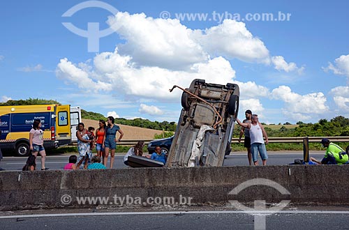  Car flipped over - snippet of Fernao Dias Highway (BR-381) near to Tres Coracoes city  - Tres Coracoes city - Minas Gerais state (MG) - Brazil