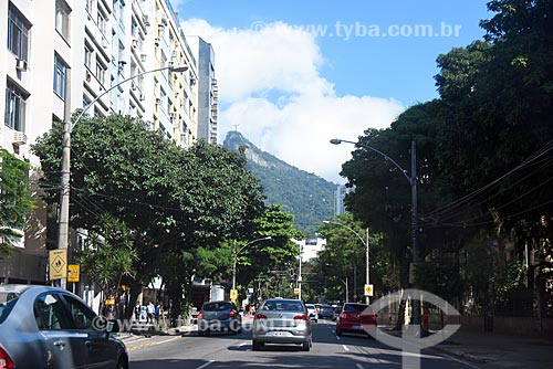  Traffic - Laranjeiras Street with the Sugar Loaf in the background  - Rio de Janeiro city - Rio de Janeiro state (RJ) - Brazil