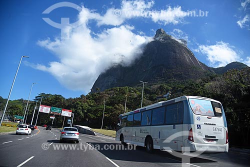  Traffic - Lagoa-Barra Highway with the Rock of Gavea  - Rio de Janeiro city - Rio de Janeiro state (RJ) - Brazil