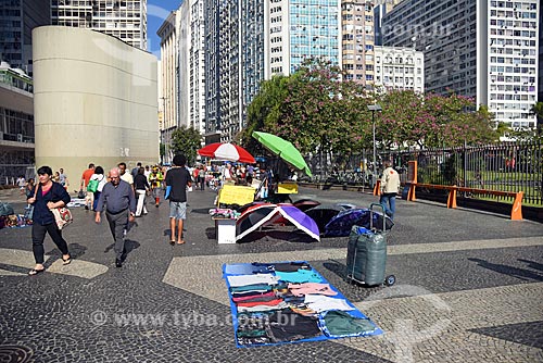  Street vendor of umbrella and clothes - Largo da Carioca Square  - Rio de Janeiro city - Rio de Janeiro state (RJ) - Brazil