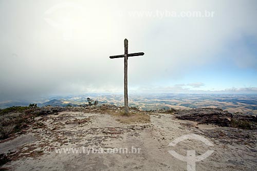 View of cruise on the summit of the Cruzeiro Hill - Ibitipoca State Park - during the Janela do Ceu circuit trail  - Lima Duarte city - Minas Gerais state (MG) - Brazil