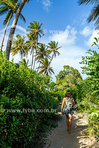  Woman - access trail to Morere Beach  - Cairu city - Bahia state (BA) - Brazil