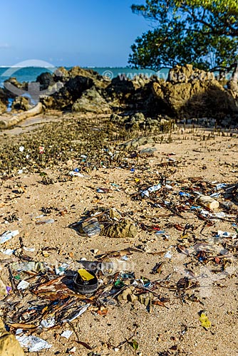  Detail of trash - Morere Beach waterfront  - Cairu city - Bahia state (BA) - Brazil