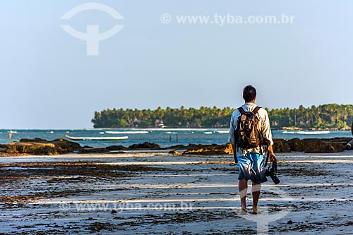  Man - Cueira Beach waterfront during the low tide  - Cairu city - Bahia state (BA) - Brazil