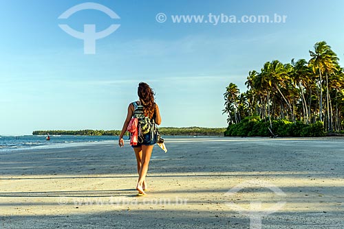  Woman - Cueira Beach waterfront  - Cairu city - Bahia state (BA) - Brazil