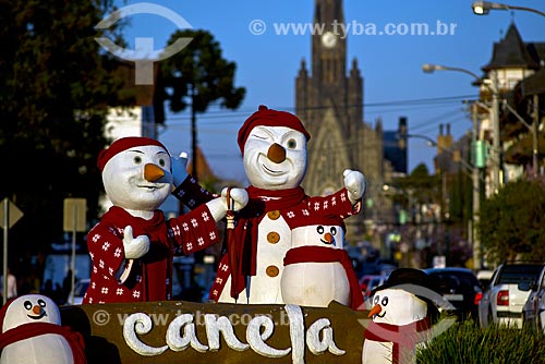  Detail of winter decoration with the Nossa Senhora de Lourdes Church - also know as Catedral de Pedra (Cathedral of Stone) - in the background  - Canela city - Rio Grande do Sul state (RS) - Brazil