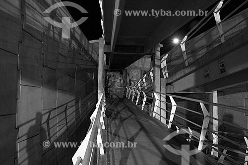  Passengers - access footbridge to station of BRT Transolimpica - Marechal Fontenelle Station  - Rio de Janeiro city - Rio de Janeiro state (RJ) - Brazil