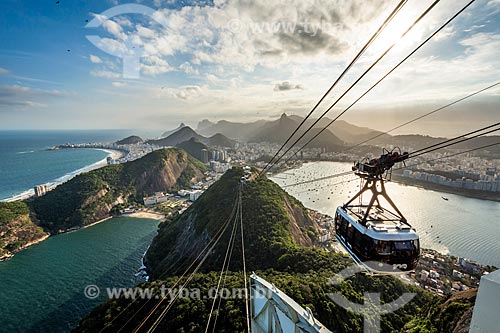  Cable car making the crossing between the Urca Mountain and Sugar Loaf  - Rio de Janeiro city - Rio de Janeiro state (RJ) - Brazil