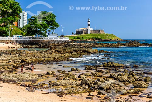  View of the Port of Barra Beach waterfront with the Santo Antonio da Barra Fort (1702) in the background  - Salvador city - Bahia state (BA) - Brazil