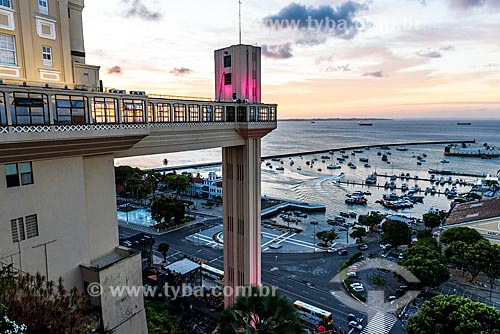  View of Mercado Modelo (1912) from Elevador Lacerda (Lacerda Elevator) - 1873 - with special lighting - pink - due to the October Rosa Campaign  - Salvador city - Bahia state (BA) - Brazil