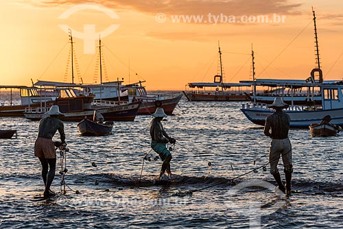  View of the sculpture to Three Fishermens - Armacao Beach waterfront - during the sunset  - Armacao dos Buzios city - Rio de Janeiro state (RJ) - Brazil