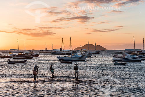  View of the sculpture to Three Fishermens - Armacao Beach waterfront - during the sunset  - Armacao dos Buzios city - Rio de Janeiro state (RJ) - Brazil