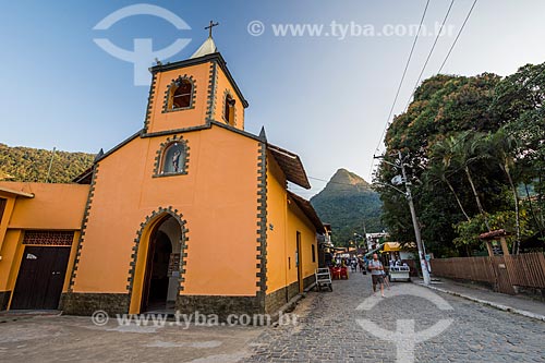  Facade of the Saint Sebastian Church (1863) with the Papagaio Peak (Parrot Peak) in the background  - Angra dos Reis city - Rio de Janeiro state (RJ) - Brazil