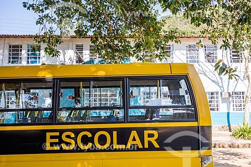  School bus with the Brigadeiro Nobrega Municipal School in the background  - Angra dos Reis city - Rio de Janeiro state (RJ) - Brazil