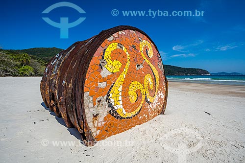  Detail of the old metal barrel stranded - Lopes Mendes Beach waterfront  - Angra dos Reis city - Rio de Janeiro state (RJ) - Brazil