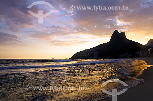  View of the sunset from Ipanema Beach with the Morro Dois Irmaos (Two Brothers Mountain) in the background  - Rio de Janeiro city - Rio de Janeiro state (RJ) - Brazil