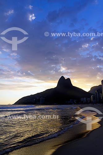  View of the sunset from Ipanema Beach with the Morro Dois Irmaos (Two Brothers Mountain) in the background  - Rio de Janeiro city - Rio de Janeiro state (RJ) - Brazil