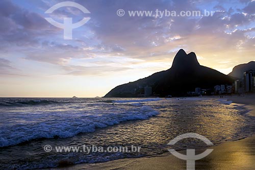  View of the sunset from Ipanema Beach with the Morro Dois Irmaos (Two Brothers Mountain) in the background  - Rio de Janeiro city - Rio de Janeiro state (RJ) - Brazil