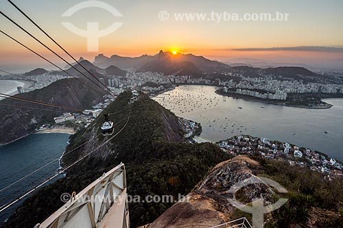  Cable car making the crossing between the Urca Mountain and Sugarloaf during the sunset  - Rio de Janeiro city - Rio de Janeiro state (RJ) - Brazil