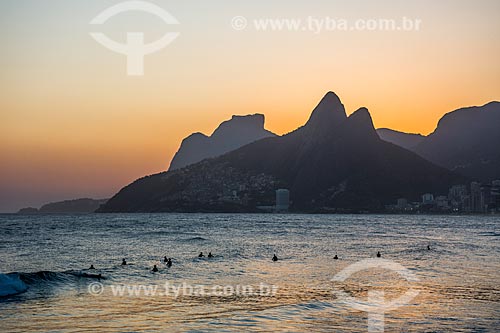  View of the sunset - Rock of Gavea and Morro Dois Irmaos (Two Brothers Mountain) from Arpoador Beach  - Rio de Janeiro city - Rio de Janeiro state (RJ) - Brazil