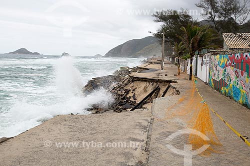  Destruction of Macumba Beach boardwalk by advancing tide  - Rio de Janeiro city - Rio de Janeiro state (RJ) - Brazil