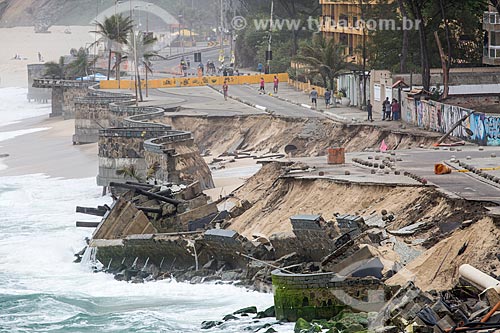  Destruction of Macumba Beach boardwalk by advancing tide  - Rio de Janeiro city - Rio de Janeiro state (RJ) - Brazil