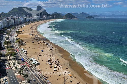  View of the Copacabana Beach waterfront during the undertow with the Sugarloaf in the background  - Rio de Janeiro city - Rio de Janeiro state (RJ) - Brazil