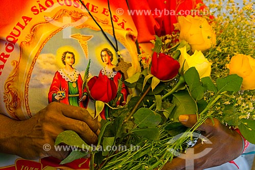  Faithful holding roses - Church of Saints Cosmas and Damian  - Rio de Janeiro city - Rio de Janeiro state (RJ) - Brazil