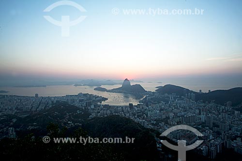  View of the dawn from Mirante Dona Marta with the Sugarloaf in the background  - Rio de Janeiro city - Rio de Janeiro state (RJ) - Brazil