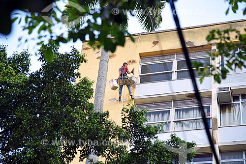  Man reforming the building facade  - Rio de Janeiro city - Rio de Janeiro state (RJ) - Brazil