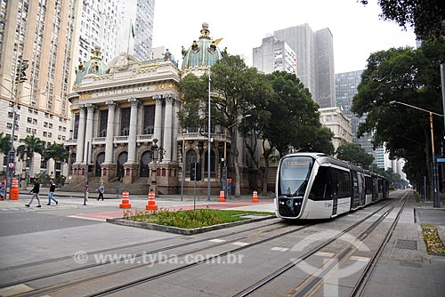  Light rail transit passing opposite to Municipal Theater of Rio de Janeiro  - Rio de Janeiro city - Rio de Janeiro state (RJ) - Brazil