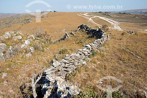  Stone wall built by the slaves to separate the cattle ranches in the Serra da Babilônia - Complexo da Serra da Canastra - around the Serra da Canastra National Park  - Sao Roque de Minas city - Minas Gerais state (MG) - Brazil