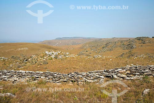  Stone wall built by the slaves to separate the cattle ranches in the Serra da Babilônia - Complexo da Serra da Canastra - around the Serra da Canastra National Park  - Sao Roque de Minas city - Minas Gerais state (MG) - Brazil