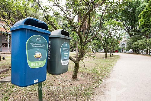  Detail of trash cans selective collection - Vicentina Aranha Park  - Sao Jose dos Campos city - Sao Paulo state (SP) - Brazil
