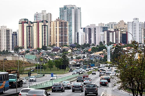  View of traffic - Monteiro Lobato Highway (SP-50) with building in the background  - Sao Jose dos Campos city - Sao Paulo state (SP) - Brazil