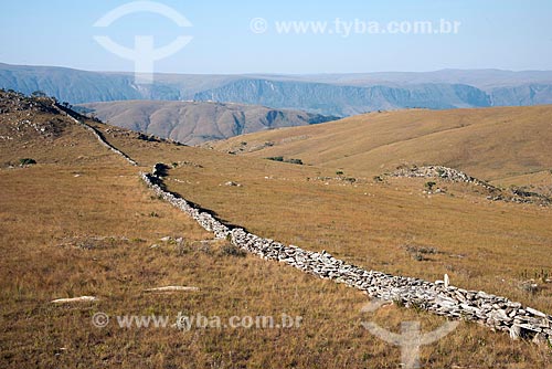  Stone wall built by the slaves to separate the cattle ranches in the Serra da Babilônia - Complexo da Serra da Canastra - around the Serra da Canastra National Park  - Sao Roque de Minas city - Minas Gerais state (MG) - Brazil