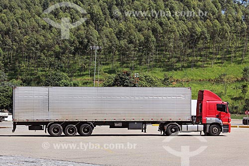  Box truck - Presidente Dutra Road (BR-116)  - Queluz city - Sao Paulo state (SP) - Brazil