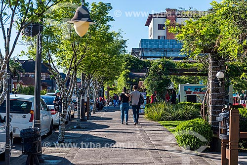  Couple - sidewalk of the Gramado city center neighborhood  - Gramado city - Rio Grande do Sul state (RS) - Brazil