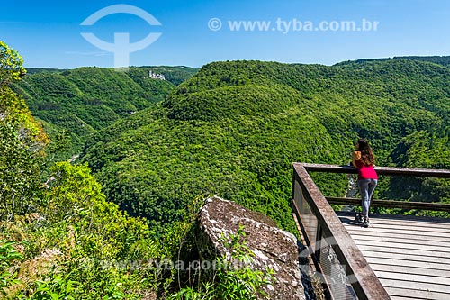  Tourist observing the landscape from of the Ferradura Park (Horseshoe Park) mirante  - Gramado city - Rio Grande do Sul state (RS) - Brazil