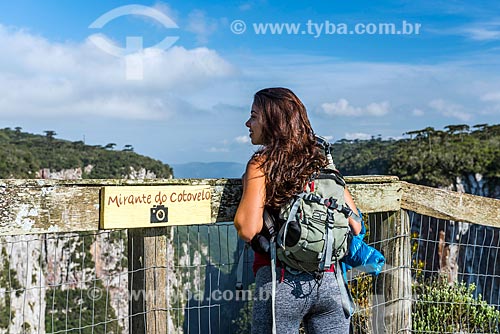  Woman observing view from Cotovelo Mirante - Aparados da Serra National Park  - Cambara do Sul city - Rio Grande do Sul state (RS) - Brazil