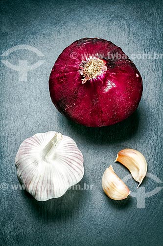  Detail of garlic (Allium sativum) and onion (Allium cepa)  - Brazil