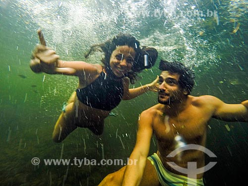  Couple making a selfie - Boi River - Aparados da Serra National Park  - Cambara do Sul city - Rio Grande do Sul state (RS) - Brazil