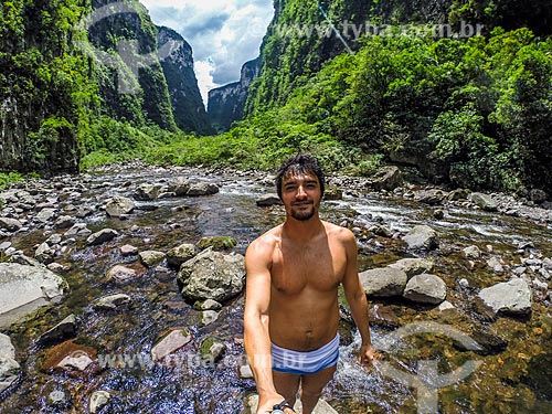  Man making a selfie - trail inside of the Itaimbezinho Canyon - Aparados da Serra National Park  - Cambara do Sul city - Rio Grande do Sul state (RS) - Brazil