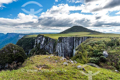  View of the Montenegro Canyon with the Montenegro Peak in the background  - Sao Jose dos Ausentes city - Rio Grande do Sul state (RS) - Brazil