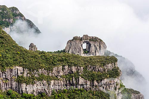  View of the Pedra Furada (Pierced Rock) - Igreja Mountain (Church Mountain) - Sao Joaquim National Park  - Urubici city - Santa Catarina state (SC) - Brazil