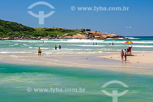  View of bathers - Guarda do Embau Beach waterfront - Serra do Tabuleiro State Park  - Palhoca city - Santa Catarina state (SC) - Brazil