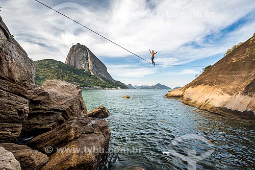  Practitioner of slackline near to Vermelha Beach (Red Beach) with the Sugarloaf in the background  - Rio de Janeiro city - Rio de Janeiro state (RJ) - Brazil