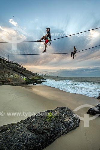  Practitioners of slackline near to Leblon Beach during the dawn  - Rio de Janeiro city - Rio de Janeiro state (RJ) - Brazil