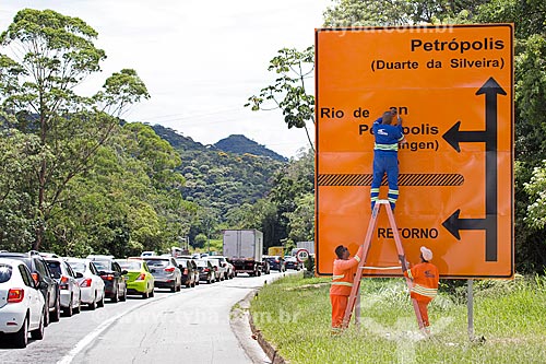  Labourer of Concer changing plaque - Washington Luís Highway (BR-040)  - Petropolis city - Rio de Janeiro state (RJ) - Brazil