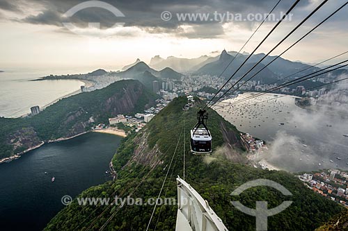  Cable car of Sugar Loaf making the crossing between the Urca Mountain and Sugar Loaf during sunset  - Rio de Janeiro city - Rio de Janeiro state (RJ) - Brazil